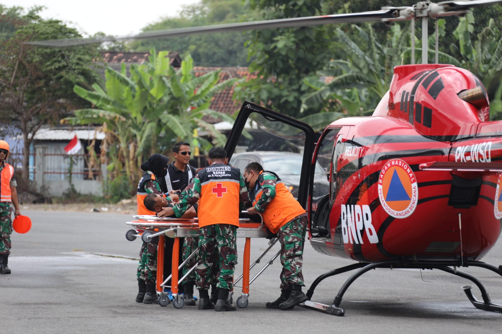 Tim SAR melakukan evakuasi korban menggunakan helikopter saat Simulasi Penanganan Gempabumi pada ASEAN Regional Disaster Response Simulation Exercise (ARDEX) 2023 di Stadion Sultan Agung, Kabupaten Bantul, Daerah Istimewa Yogyakarta, pada Kamis (3/8)